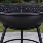 Close-up of the cast iron rim and round grill grate